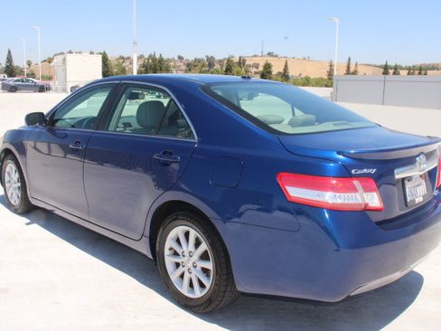 Used 2011 Toyota Camry XLE w/ XLE Extra-Value Pkg #2 FWD image 5