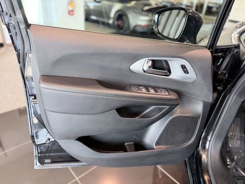 Used 2026 Chrysler Pacifica Limited FWD image 37