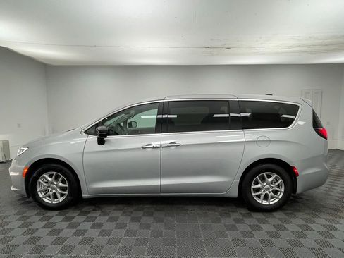 Used 2024 Chrysler Pacifica Touring-L FWD image 13