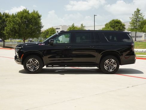 Used 2026 Chevrolet Suburban Z71 w/ Comfort Package AWD/4WD image 2
