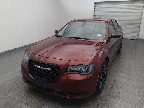 Used 2019 Chrysler 300 Touring w/ Sport Appearance Package image 15