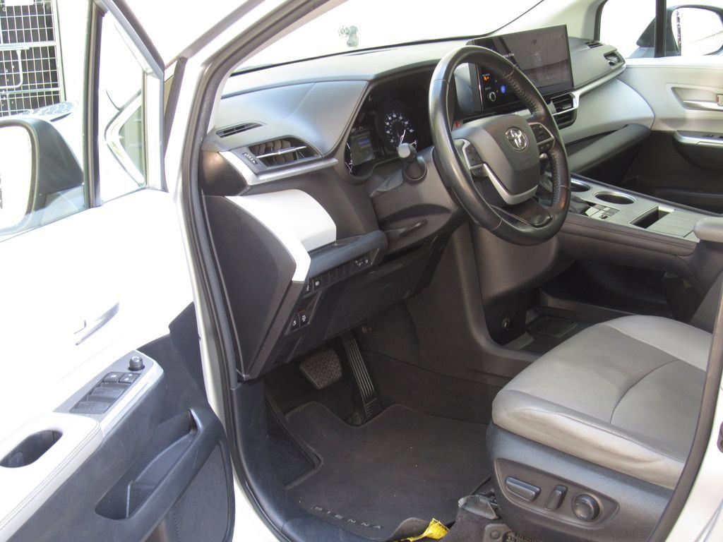 Certified 2025 Toyota Sienna XLE FWD image 10