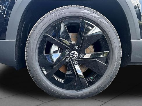 New 2026 Volkswagen Taos SE FWD image 11