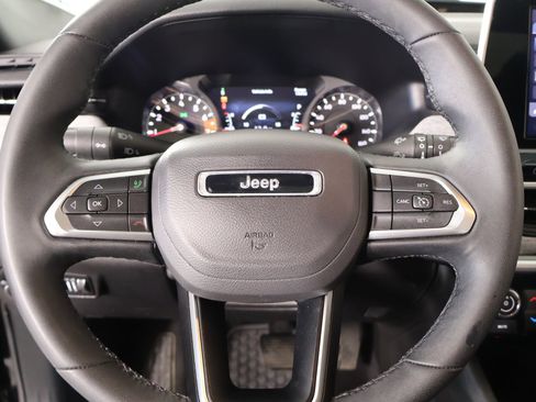 Used 2025 Jeep Compass Latitude w/ Sun & Sound Group AWD/4WD image 3