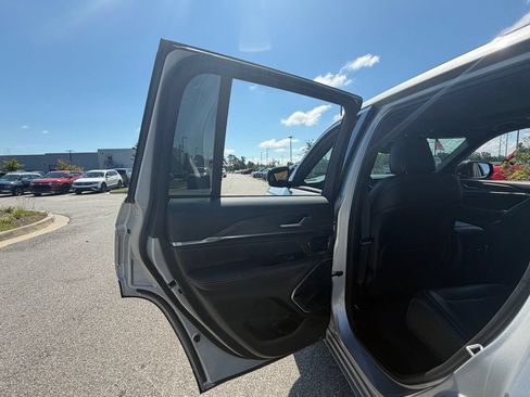 Used 2023 Jeep Grand Cherokee Overland AWD/4WD image 57