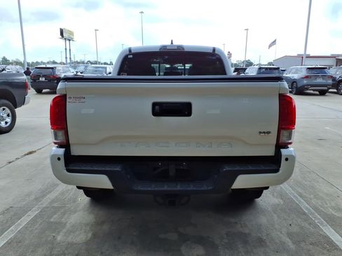 Used 2017 Toyota Tacoma TRD Off-Road w/ Premium & Technology Package image 5