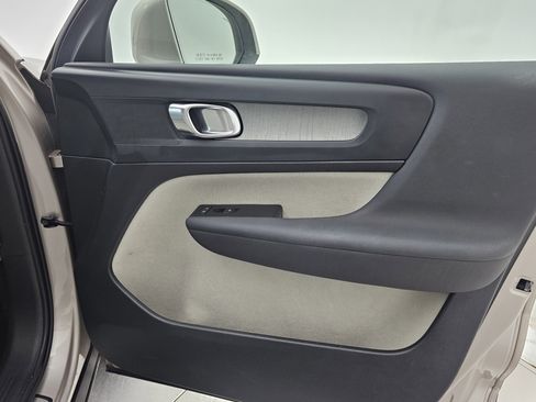 Used 2023 Volvo XC40 B5 Plus image 18