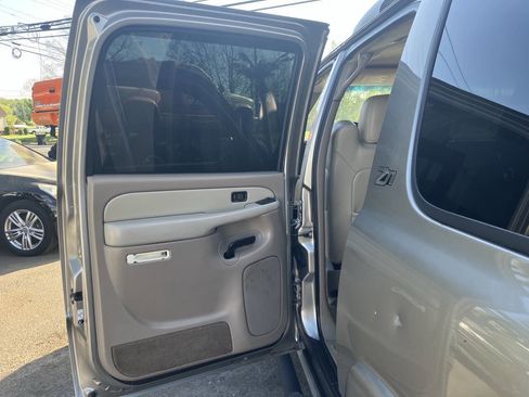 Used 2003 Chevrolet Suburban Z71 image 16