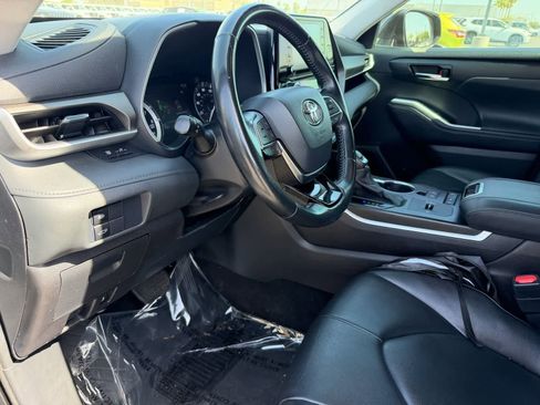 Used 2021 Toyota Highlander XLE FWD image 2