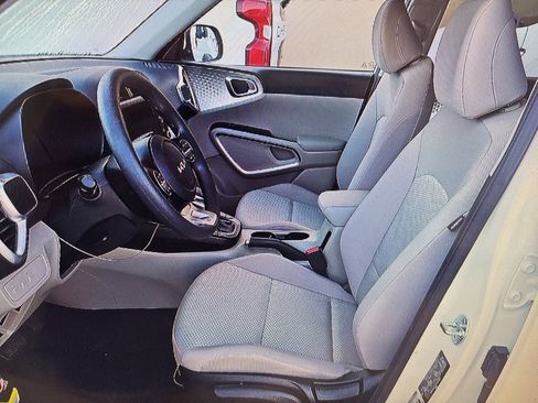 Used 2025 Kia Soul LX w/ LX Technology Package image 5