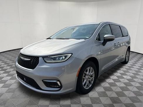 Used 2023 Chrysler Pacifica Touring-L FWD image 14