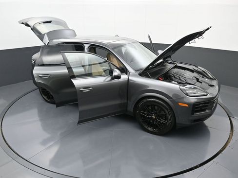 Used 2025 Porsche Cayenne image 37