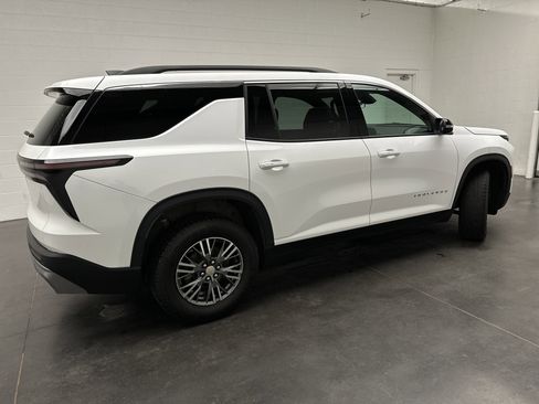 Used 2025 Chevrolet Traverse LT FWD image 9