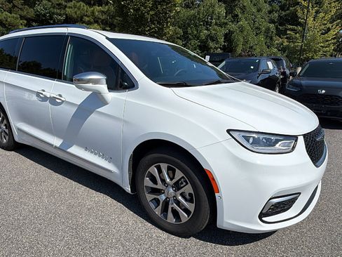 Used 2024 Chrysler Pacifica Pinnacle FWD image 5