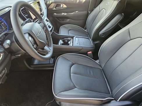 New 2025 Chrysler Pacifica Limited image 14