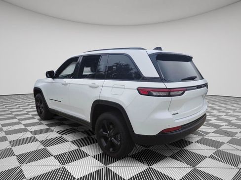 Used 2023 Jeep Grand Cherokee Altitude AWD/4WD image 5
