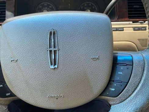 Used 2006 Lincoln Town Car Signature Limited RWD image 25