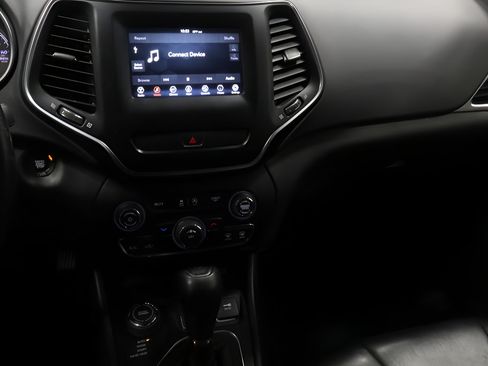 Used 2019 Jeep Cherokee Latitude Plus w/ Cold Weather Group AWD/4WD image 18