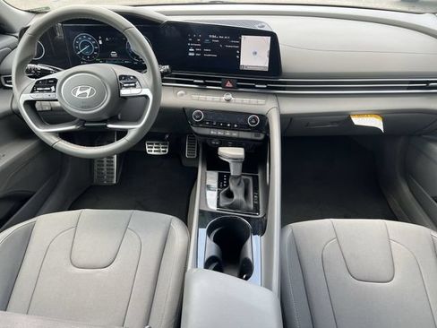 Certified 2025 Hyundai Elantra SEL FWD image 17
