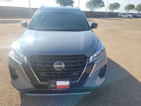 Used 2024 Nissan Kicks SR w/ SR Premium Package FWD image 3