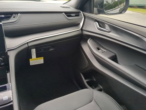 New 2025 Jeep Grand Cherokee Laredo X w/ Luxury Tech Group I image 15