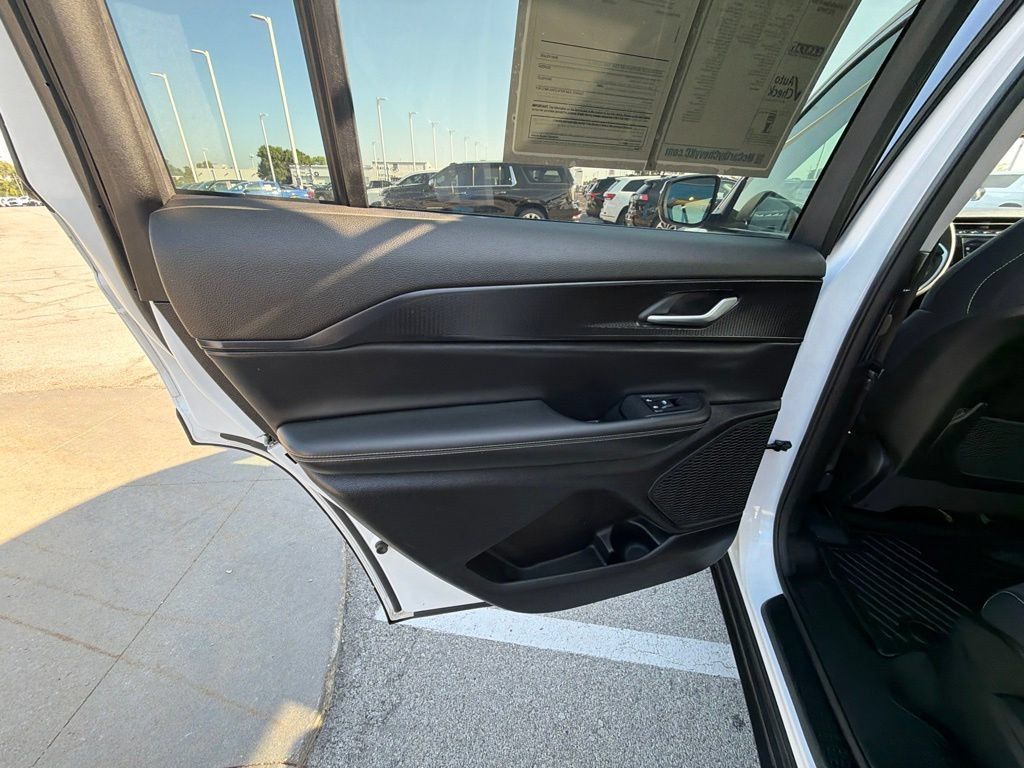 Used 2023 Jeep Grand Cherokee L Laredo AWD/4WD image 17