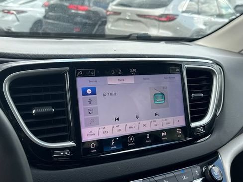 Used 2023 Chrysler Pacifica Touring-L FWD image 20