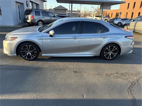 Used 2018 Toyota Camry SE w/ Audio Package image 2
