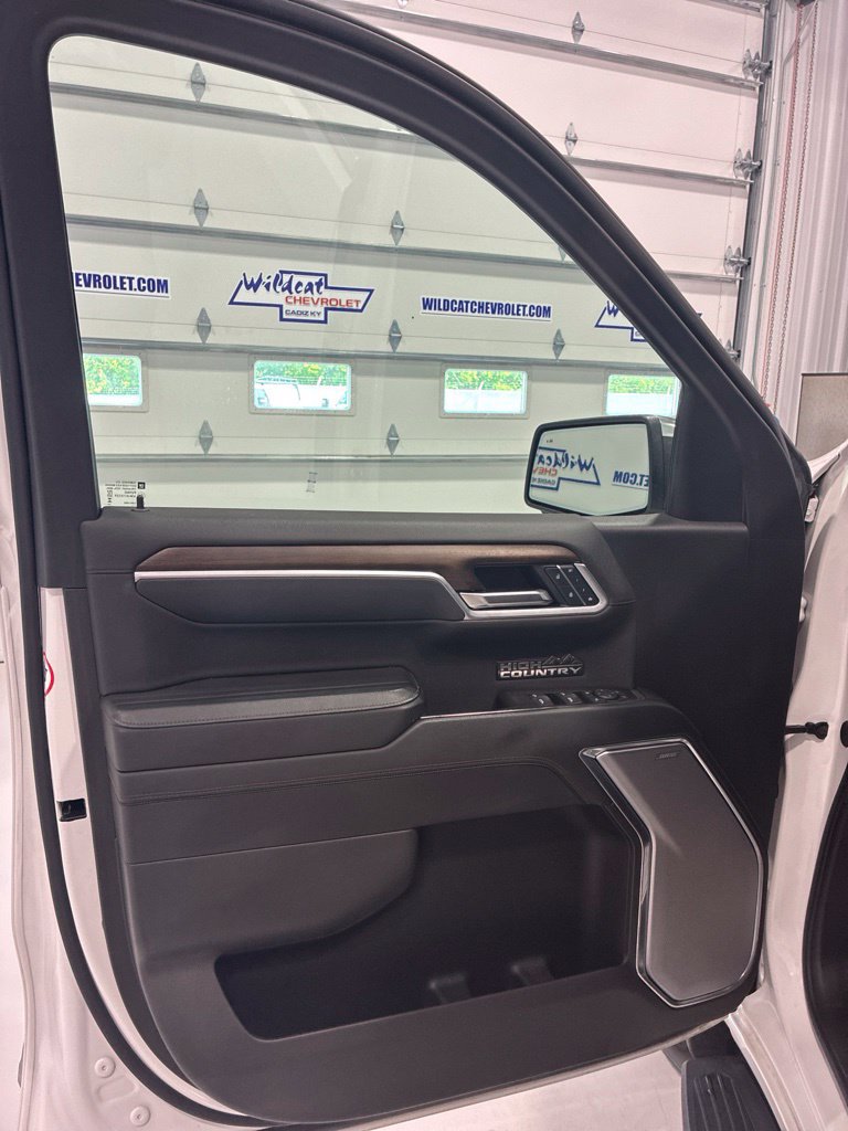 Used 2025 Chevrolet Silverado 1500 High Country w/ Technology Package AWD/4WD image 19