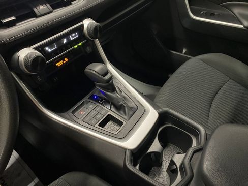 Used 2019 Toyota RAV4 LE w/ Carpet Mat Package AWD/4WD image 18