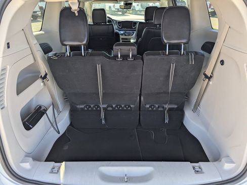 Used 2023 Chrysler Pacifica Touring-L FWD image 11