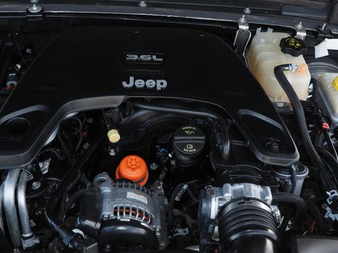 Used 2018 Jeep Wrangler Unlimited Sahara image 9