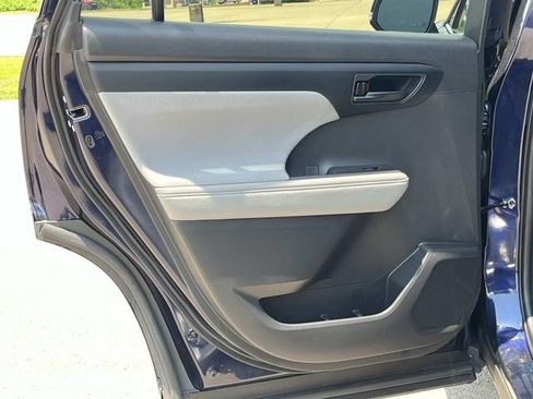 Used 2022 Toyota Highlander LE AWD/4WD image 23