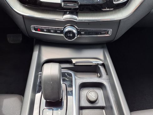 Certified 2025 Volvo XC60 B5 Plus AWD/4WD image 29