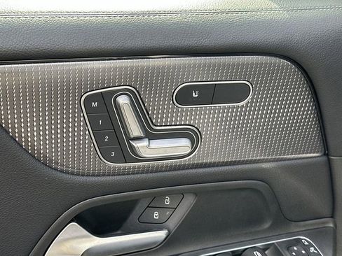 Used 2023 Mercedes-Benz GLB 250 image 32