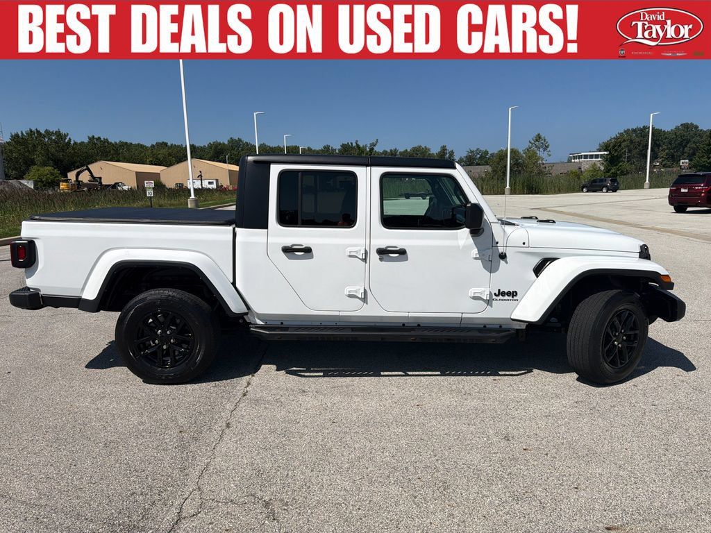 Used 2022 Jeep Gladiator Sport AWD/4WD image 2