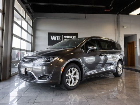 Used 2020 Chrysler Pacifica Limited FWD image 2