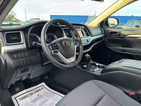 Used 2019 Toyota Highlander LE AWD/4WD image 9