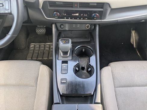 Used 2025 Nissan Rogue SV FWD image 18