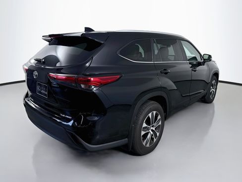 Used 2023 Toyota Highlander XLE AWD/4WD image 7