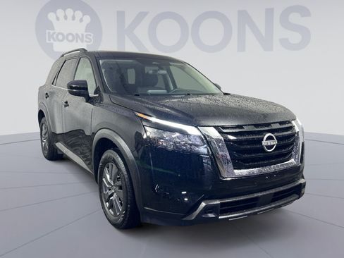 Used 2024 Nissan Pathfinder SV FWD image 2
