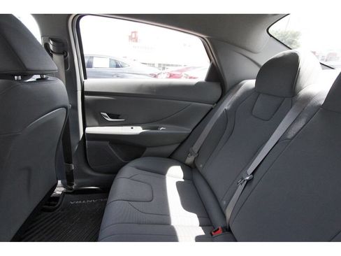 Used 2025 Hyundai Elantra SE FWD image 12