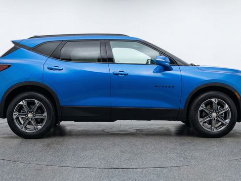 Used 2025 Chevrolet Blazer LT FWD image 11