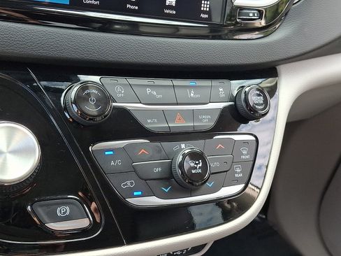 Used 2024 Chrysler Pacifica Touring-L FWD image 14