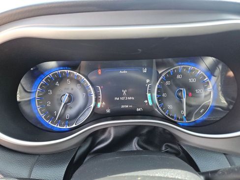 Used 2025 Chrysler Pacifica Select image 19