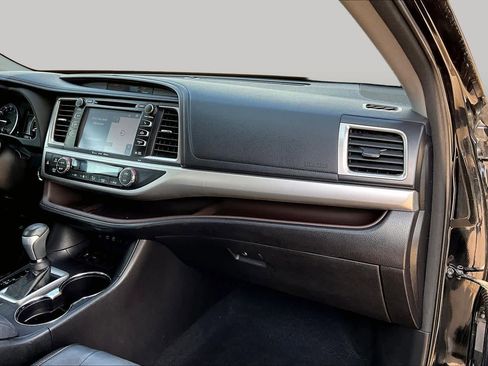Used 2018 Toyota Highlander XLE FWD image 19