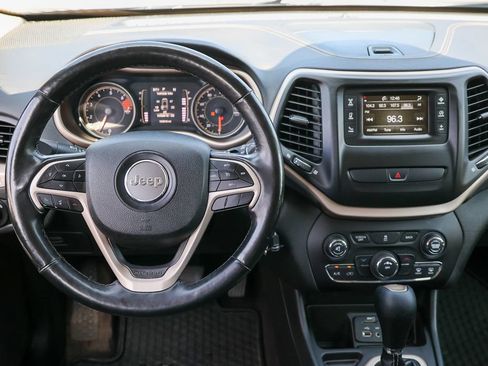 Used 2018 Jeep Cherokee Latitude w/ Altitude Package FWD image 7