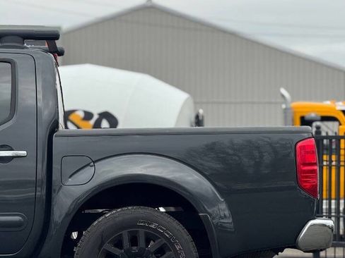 Used 2011 Nissan Frontier SL w/ Moonroof Pkg image 15