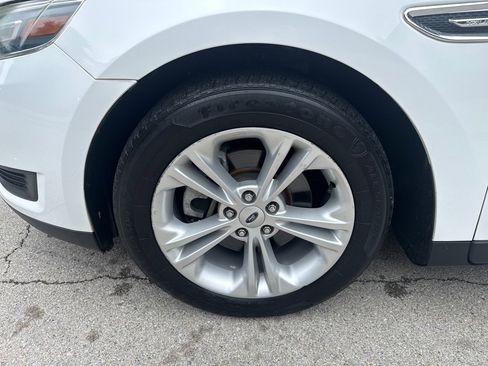 Used 2017 Ford Taurus SE FWD image 14