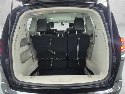 Used 2023 Chrysler Pacifica Touring-L FWD image 6